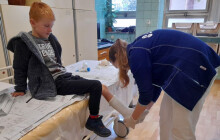 Úrazů evidují víc než loni. Často jde o cyklisty a jezdce na bruslích