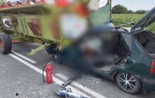 Osobák narazil do kombajnu. Hasiči řidiče vyprostili