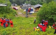 VIDEO: Záchranáři trénovali v Jeseníkách. Zkoušeli i sundávání paraglidisty ze stromu