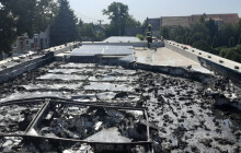 Hořela fotovoltaika na střeše garáží. Hasiči zasahovali v Polkovicích