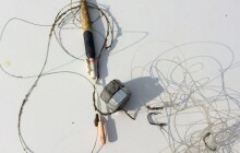 Vlasec přivázaný ke stromku, háčky, matice jako závaží. Svatý Petr by zaplakal