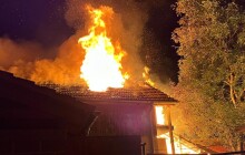 Noční požár zaměstnal hasiče. Hořelo podkroví i střecha domu