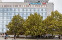 Skočil z budovy polikliniky. Muž na místě zemřel