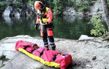 Skočila ze skály a zranila se. Pro turistku letěl vrtulník