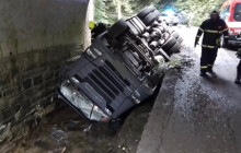 Nákladní vůz skončil i se dřevem v potoce