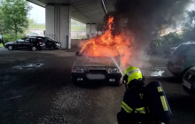 Z ohořelého auta vytáhli bezvládné tělo