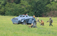 Proleťte se helikoptérou, nahlédněte do tanku. Vojenský den je tady