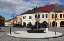 Lípy uschly, studna má nedostatky. Přerov loňskou zakázku reklamuje