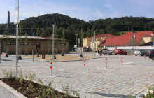 V proluce už parkují. Jeseník v místě vysadil i zeleň