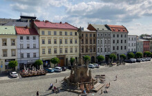 Starý nešvar opět řešili strážníci. Dva muži prolezli sloup na Dolním náměstí