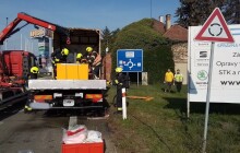 Hasiči zasahují u uniklé kyseliny. Chemikálie se dostala do kanalizace