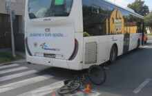 Narazila do autobusu, ten jí přejel nohu. Devítiletá cyklistka neměla ani helmu