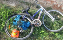 Kamion strhl značku. Ta zranila projíždějícího cyklistu