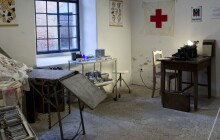 Kyslíkový přístroj i nástroje na amputace. Výstava ve Fortu Křelov představuje vojenské lékařství  