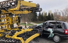 Po srážce auta se zemědělským strojem v Hněvotíně museli zaklíněného řidiče vyprostit hasiči