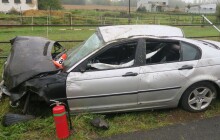 Nezvládl zatáčku a dostal smyk. Mladý řidič otočil auto na střechu