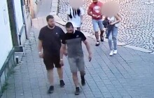 VIDEO: Hledají se tři muži z videa. Policie vyšetřuje násilí v centru Olomouce