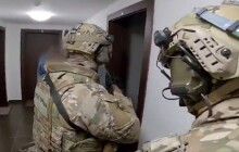 VIDEO: Několik set gramů pervitinu, statisíce korun. Policejní razie slaví úspěch