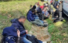 Policisté pátrají po řidiči odstavené dodávky. Uvnitř se tísnilo 41 Syřanů  