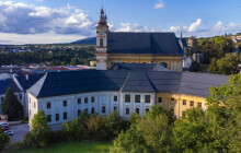 Fasáda září novotou. Jižní strana kláštera má všechny původní prvky