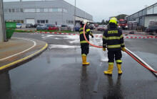 Ve Chválkovicích se převrhl barel s kyselinou. Na místě zasahovali hasiči