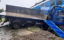 VIDEO: Vlak a náklaďák v sobě. Policie šetří nehodu v Šumperku, na místě byli dva zranění