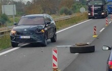 Kamionu ulétlo kolo. Trefilo dva náklaďáky, osobák a zastavilo provoz na D35