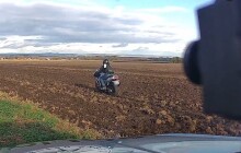 VIDEO: Ujížděl polem, nepolem. Motorkář byl pod vlivem drog   
