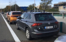 Parkovali na mostě. Strážníci šetří od začátku roku na pět set podobných přestupků