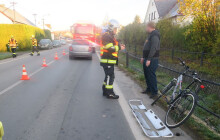 Cyklistka při nehodě ztratila brýle. Řidič si ženy na silnici nevšiml
