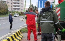 Před týdnem tam zemřela žena. Nyní místo střeží betonový zátaras