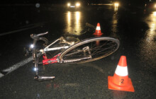 Dvojnásobná smůla. Cyklistu srazila řidička, pak do něj narazilo druhé auto