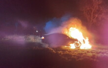 Hasiči zasahovali u požáru auta. Příčinu zjišťují