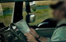 Za volantem čtou i telefonují. Policie kontrolovala řidiče