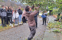 S výsadbou pomáhali i osmáci. Habry už chrání bukovický hřbitov