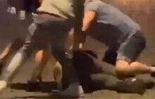 Brutální rány pěstí a kopance. Policie našla agresivní útočníky z Riegrovky i díky médiím