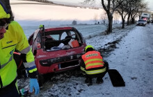 Sníh a ledovka. Hasiči mají napilno i dnes