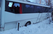 Hasiči zasahovali u nehody zájezdního autobusu. Dva studenti se zranili