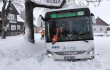Nehody autobusů, uzavřené komunikace. Sníh komplikuje dopravu v celém kraji