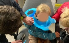 Hrál si a skončil s hlavou v prkýnku. Hasiči vyprošťovali dvouletého chlapce