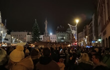 Vánoce můžou přijít. Nazdobené stromy rozzářily náměstí i v Olomouckém kraji