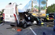 Vážná nehoda dodávky a náklaďáků na dálnici u Přáslavic. Zaklíněného řidiče vyprošťovali hasiči