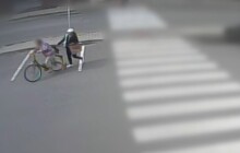 VIDEO: Ukradla kabelku přímo z kola. Poznáte drzou zlodějku?