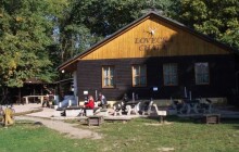 Kvůli opravě lesní cesty U Hájenky bude uzavřen příjezd k Lovecké chatě. Cyklisté a pěší musejí objížďkou