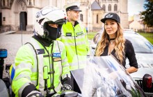 Má ráda rychlá auta, na závodním okruhu je jako doma. Olga Lounová je novou tváří Policie ČR