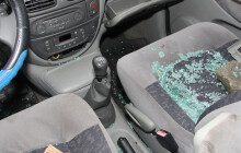 Odstavil auto na zastávce. Když se pro něj vrátil, byl z něj málem vrak