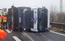 VIDEO: Převrátil přívěs i s tahačem. Dálnice už je průjezdná