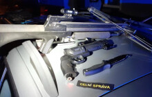 VIDEO: V autě měl pervitin, plynovou pistoli i kuši. Celníkům ujížděl 200 kilometrů v hodině 