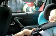 Hasiči opět vyprošťovali děti z rozpálených aut. Varují před fatálními následky