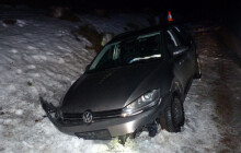 Kvůli namrzlé vozovce havarovali. Na Jesenicku došlo ke dvěma nehodám